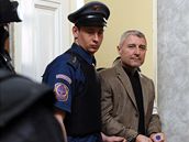 Bohumír uriko pichází k soudu