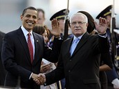 Vclav Klaus vt Baracka Obamu na ruzyskm letiti (4. dubna 2009)