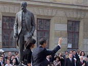 Barack Obama s manelkou Michelle pichz ped projevem na Praskm hrad (5. dubna 2009)