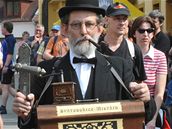 Zahájení turistické sezony v Moravském krasu prob�hlo dnes na nádvo�í pivovaru v �erné ho�e. Tam se se�lo n�kolik set turist� s r�znými kliami, kterými pomysln� otev�eli turistickou sezonu