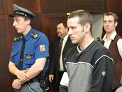 Roman Plch, ob�alovaný z výroby pervitinu a nelegálního dr�ení samopal� z Ruska, u Okresního soudu v Brn�