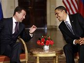 Americk prezident Barack Obama bhem londnsk schzky se svm ruskm protjkem Dmitrijem Medvedvem