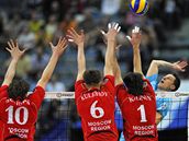 Zleva Jochen Schöps, Alexej Kule�ov a Denis Kalinin z Odincova, vpravo je Alech Achrem ze Solun�.