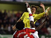 Villarreal - Arsenal: Adebayor a Gonzalo Rodriguez 