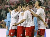 Fotbalisté Polska se radují z gólu, který vstřelili San Marinu.