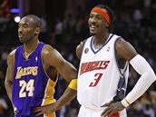 Gerald Wallace (vpravo) z Charlotte a  Kobe Bryant z Los Angeles Lakers.