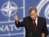 Generální tajemník NATO Jaap de Hoop Scheffer p�i zahajovací tiskové konferenci p�ed summitem NATO