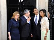 Americký prezident Barack Obama p�ijel do londýnské Downing Street s man�elkou Michelle, kde se setkal s britským premiérem Gordonem Brownem a jeho �enou (1. dubna 2009)