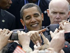 Barack Obama strvil po projevu na Praskm hrad v davu 10 minut.