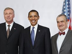 Mirek Topolnek, Karel Schwarzenberg a americk prezident Barack Obama na summitu EU-USA v Praze.