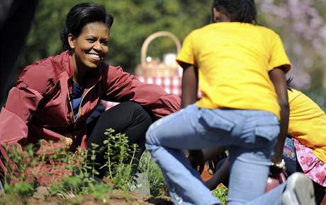 Michelle Obamov zdila v Blm dom zeleninovou zahradu (9. dubna 2009)