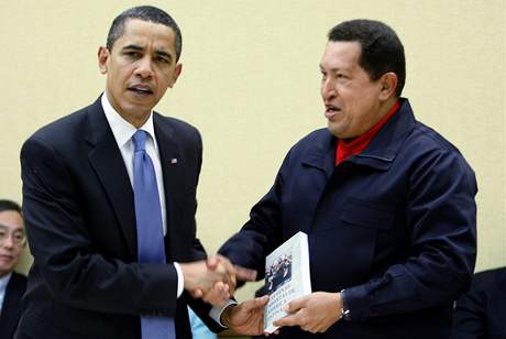 Hugo Chávez dal Baracku Obamovi knihu (18. dubna 2009)