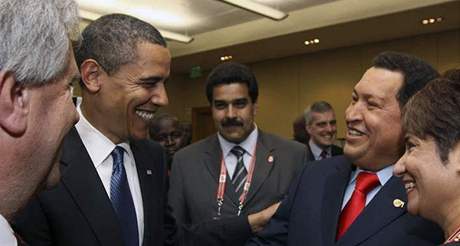 Obama a Chávez na summitu (18. dubna 2009)