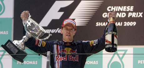 Sebastian Vettel slaví triumf ve Velké cen íny