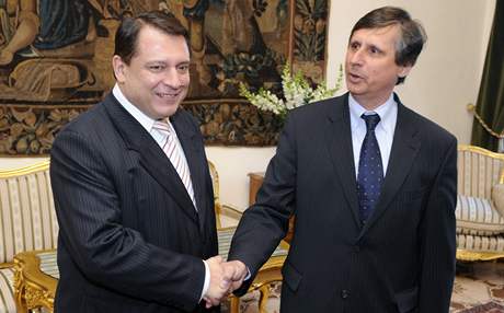 Pedseda SSD Jíí Paroubek a premiér Jan Fischer po jednání o sloení nové vlády. (15.4.2009)