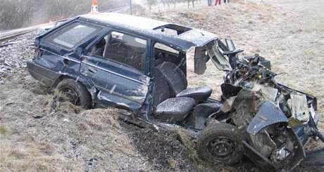 Nehoda na elezniním pejezdu u obce Bohdíkov. Tiadvacetiletá idika vyvázla jen s lehkým zranním.  Fot