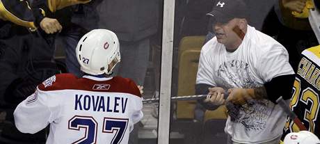 KDO S KOHO. Alexej Kovaljov se petahuje s fanoukem Bostonu o hokejku.