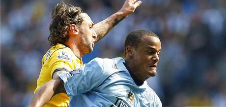 Manchester City - West Bromwich Albion: Kompany (vpravo) a Greening