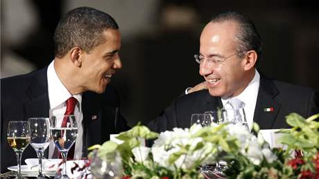 Barack obama a mexick prezident Felipe Caldern na spolen veei v Muzeu antropologie v Mexico City. (16. dubna 2009)