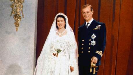 Oficiální svatební foto Alžběty II. a prince Filipa. (rok 1947)