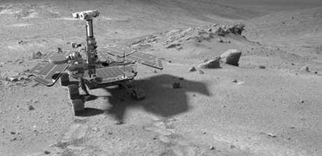 Maranské vozítko Spirit na montái fotorealistického modelu a snímku z Marsu, který Spirit poídil