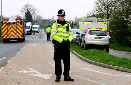 Britská policie uzavela okolí vznice v Ashwellu, kde se vzbouili trestanci (11. dubna 2009)