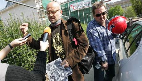 Michal Blaek demonstroval na leen Domu umn.  Na snmku ukazuje skuten nvrhy, ty publikovan podle nho byly podvrh 