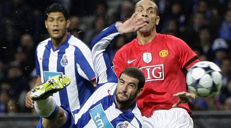 FC Porto - Manchester United: Lisandro Lopez (vlevo) a Rio Ferdinand