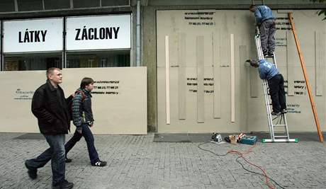 st nad Labem - opevovn obchod a vloh na trase pochodu neonacist. (18. dubna 2009)