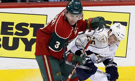 Minnesota - Nashville: domácí obránce Marek idlický (vlevo) v souboji s Jerredem Smithsonem z Nashvillu.