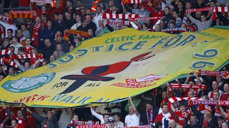 Fanouci Liverpoolu si pipomínají dvacet let starou tragédii. 