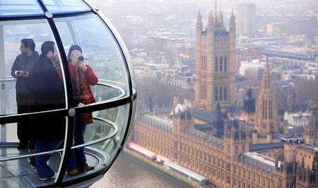 Pohled na britský parlament z London Eye