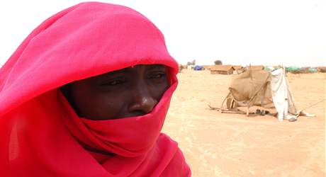 V Dárfúru lidé ijí v provizorních obydlích u est let.