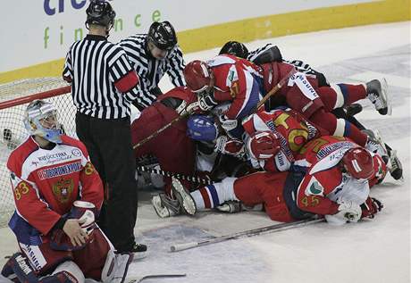 Zápasy eských a ruských hokejist bývají vyhrocené. Rvaky nejsou niím neobvyklým.