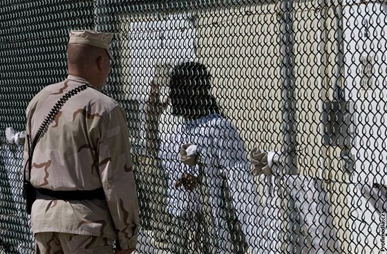 Vznice na Guantánamu. Obama se potebuje s Evropou dohodnout na pijetí vz, jinak od Kongresu nedostane peníze na uzavení aláe.