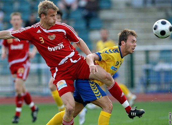 Dukla - Jihlava: Domácí Ondej Kuera (vlevo) v souboji s jihlavským Janem tohanzlem.