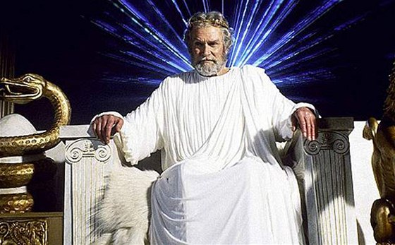 Laurence Olivier jako Zeus ve slavném filmu Souboj Titán z roku 1981