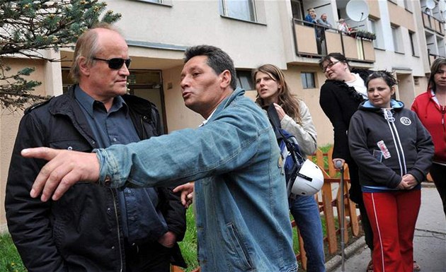 Ministr pro lidská práva a men�iny v demisi Michael Kocáb hovo�í s obyvateli Krupky. (18. dubna 2009)