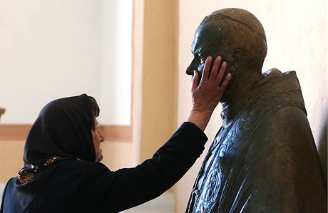 Jedna z vcch se modl k soe papee Jana Pavla II. v severoalbnskm msteku Shkoder.