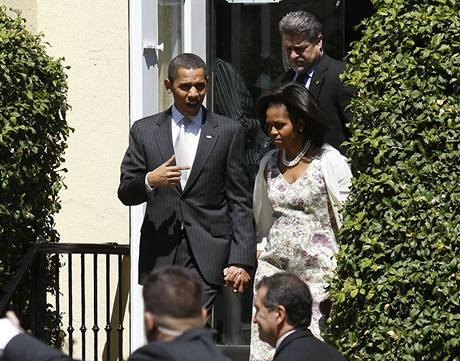 Americk prezident Barack Obama opout spolen se svou manelkou Michelle kostel sv. Jana ve Washingtonu.