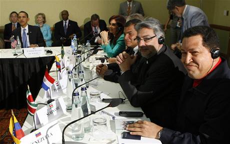 Summit Organizace amerických stát, na nm se poprvé setkali Barack Obama a Hugo Chávez (18. dubna 2009)