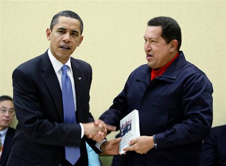 Hugo Chávez dal Baracku Obamovi knihu (18. dubna 2009)