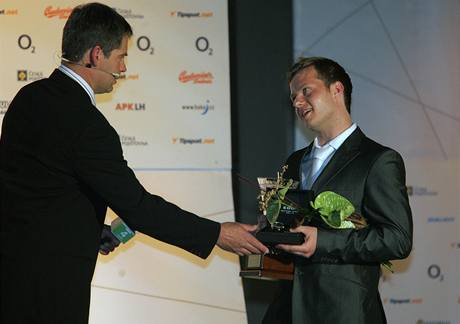 Luká Mensator (vpravo), nejlepí hrá play off a nejlepí branká píjmá gratulaci od Martina Hostáka.