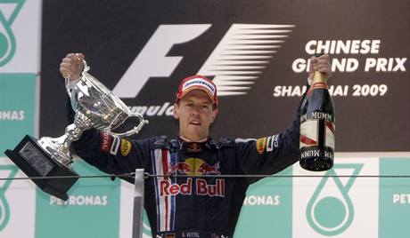 Sebastian Vettel slaví triumf ve Velké cen íny