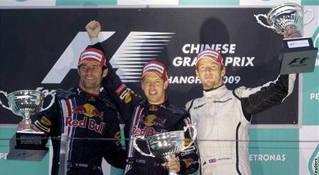 Po Velké cen íny se radovali vítz Sebastian Vettel (vprosted), druhý Mark Webber (vlevo) a tetí Jenson Button.