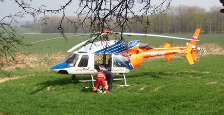 Mue ve váném stavu transportoval vrtulník do Fakultní nemocnice v Ostrav-Porub. Ilustraní foto