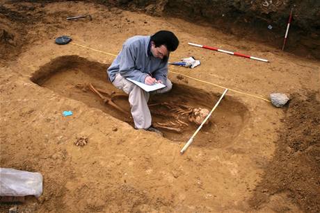 Odkrývání hrobu keltské eny z mladí doby elezné u Kyjova