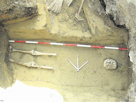 Unikátní hrob nalezený v jekovicích obsahoval adu zachovaných pedmt