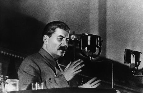 Sovtský vdce Josif Stalin má na svdomí desítky milion mrtvých. Tom Rob Smith zasadil svj román do období nkolika msíc kolem Stalinovy smrti.