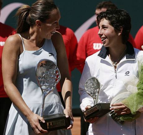 Jelena Jankoviová (vlevo) a Carla Suarézová Navarrová, finalistky turnaje v Marbelle